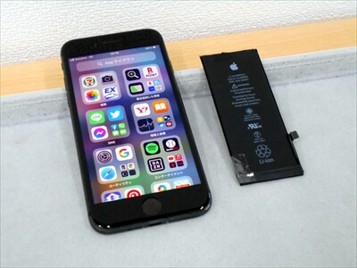 岡山県倉敷市からお越し頂きました！iPhone(アイフォン)8バッテリー交換修理！　iPhoneバッテリーが著しい劣化で亀裂～(+_+;)(汗)その影響で画面の一部が白くなっていました～(^_^;)(汗)