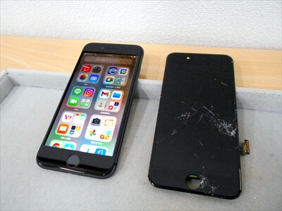 岡山県倉敷市からお越し頂きました！iPhone(アイフォン)8液晶ガラスパネル修理！　激しく割れたiPhone画面が、サクッと短時間でお安く、大変綺麗に生まれ変わりました！(^o^)v