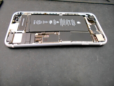 岡山県倉敷市からお越し頂きました！iPhone(アイフォン)SE(第2世代)液晶ガラスパネル交換修理！　Wの被害でiPhoneが損傷～(汗) iPhoneを落とされたタイミングで、上から荷物が落ちてきたそうです～(+_+;)(汗)